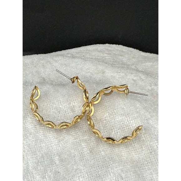 Estate Jewelry - Gold Tone‎ Hoop Earrings Lightweight Pierced